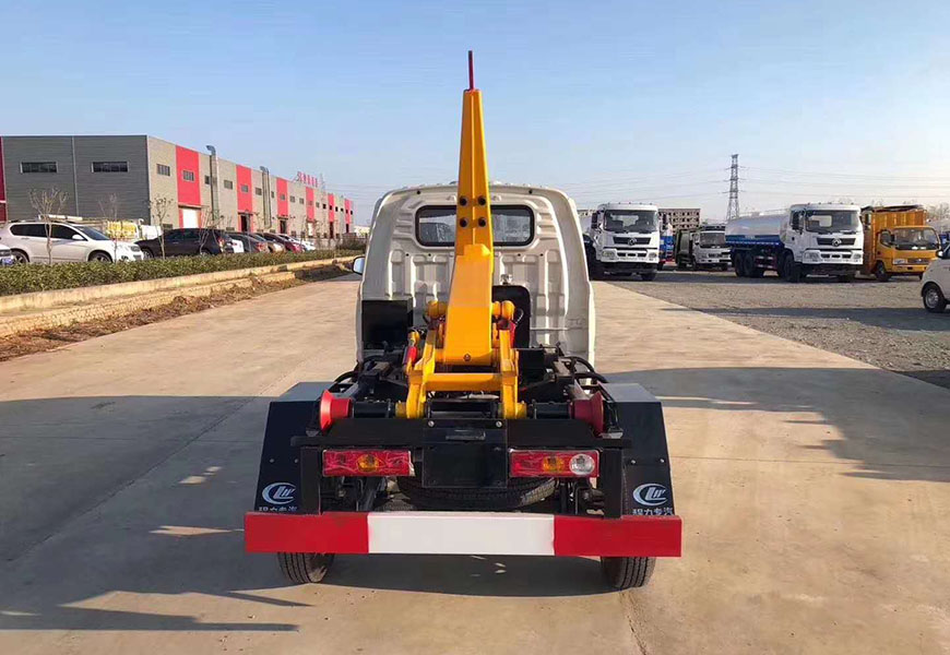 祥菱V勾臂垃圾車(chē)后方位圖