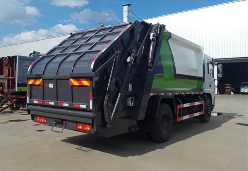 東風(fēng)專(zhuān)底壓縮垃圾車(chē)后方位圖